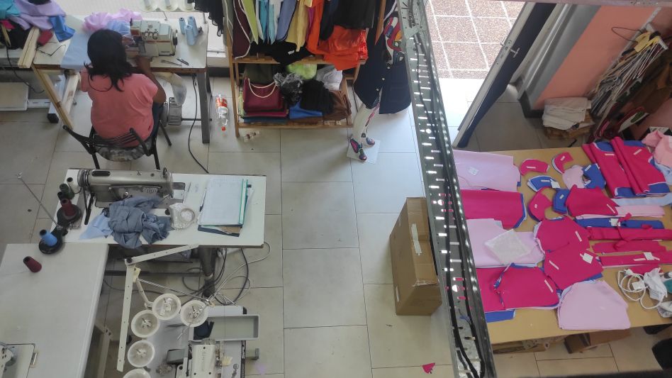 El taller tiene un primer piso donde se hacen los cortes. 