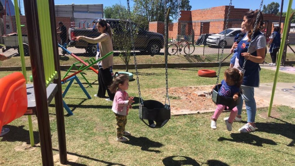 Los privados de libertad, previamente capacitados, acondicionaron los juegos de exterior del Jardín: tres hamacas, tres balancines, dos calesitas y dos toboganes. PRENSA SPB