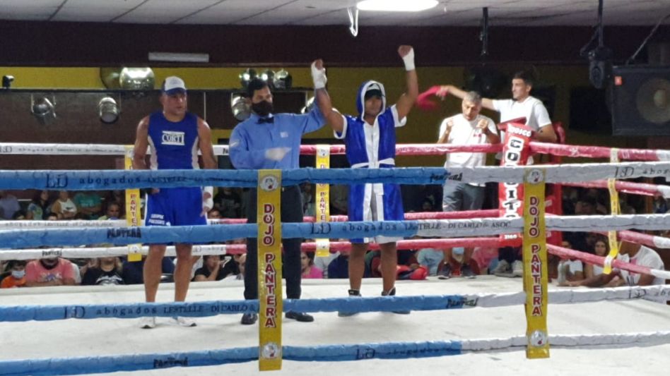 El pugilista local, Aarón 