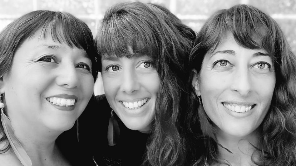 EnTonadas. Ellas son Elizabeth Alvarado, Josefina Sartarcángelo y Victoria Assinnato.