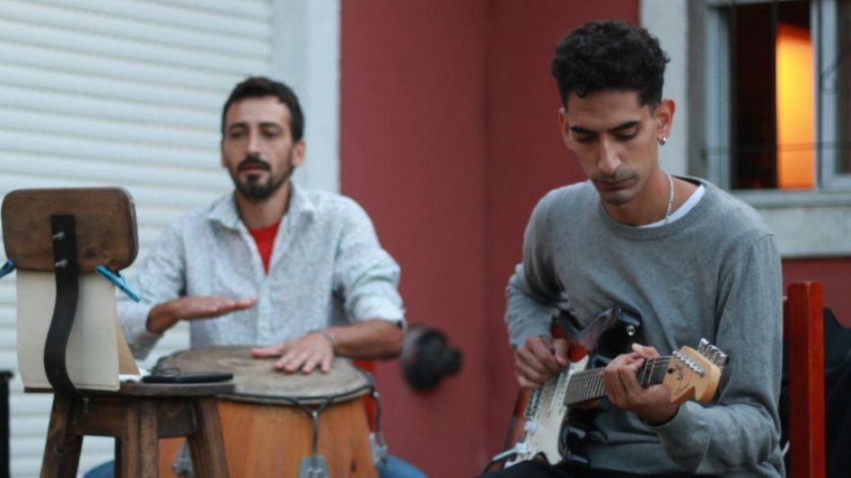 Dúo de candombe Pumbá conformado por los hermanos Benítez.