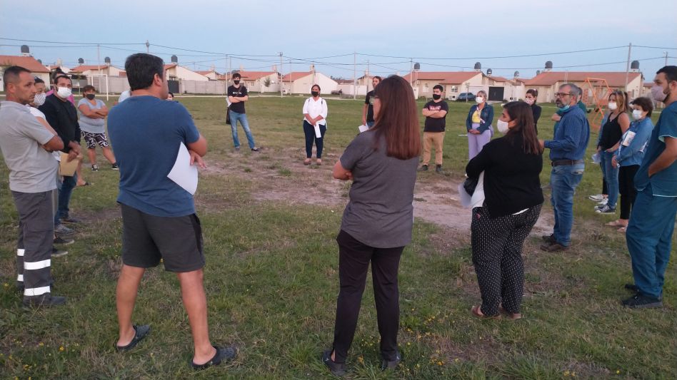 Ediles locales el día que se acercaron a dialogar con un grupo de vecinos del barrio Bidegain.  PRENSA/CONCEJO DELIBERANTE