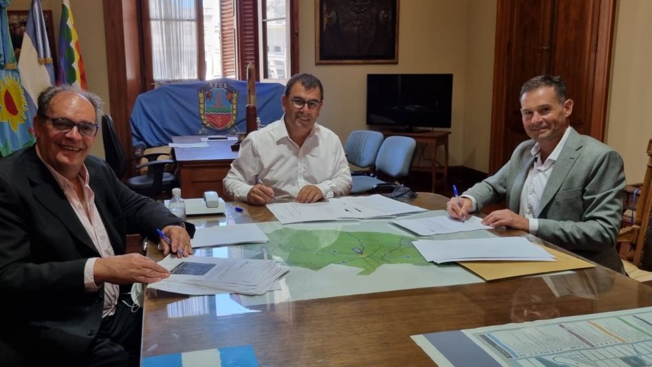 El día y el momento de la firma del boleto para la compra de tres lotes en el SIPA por parte de ACOFAR. PRENSA MUNICIPAL