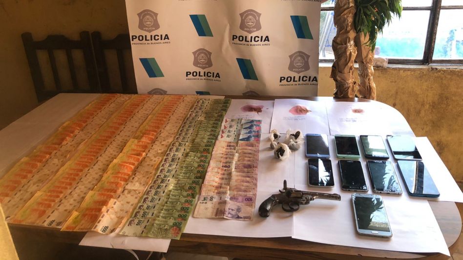 Elementos incautados durante uno de los allanamientos realizados en Las Flores. DDI AZUL/PBA