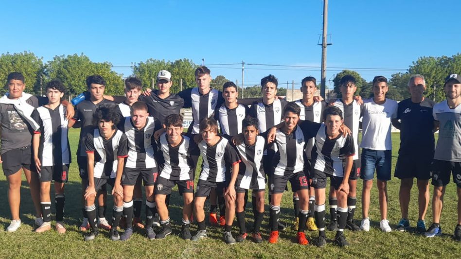 Alumni Azuleño y Cemento Armado jugarán, desde las 19.15, la final de la categoría Sub. 16 del Torneo Juvenil Nocturno. Foto: gentileza Alumni.