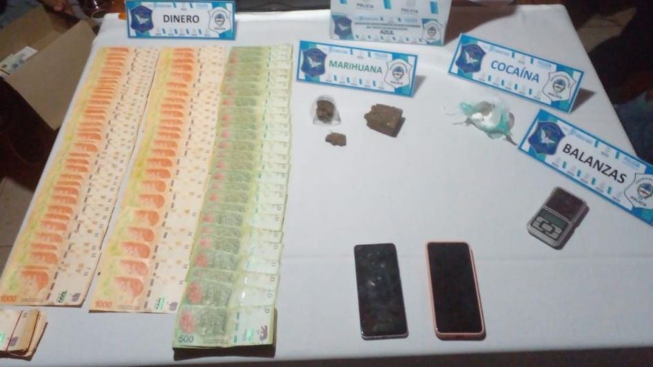 Marihuana, cocaína, dinero en efectivo y demás elementos hallados ayer por policías de la división antinarcóticos en una casa donde un joven de 29 años fue aprehendido. DROGAS ILÍCITAS AZUL/PBA 