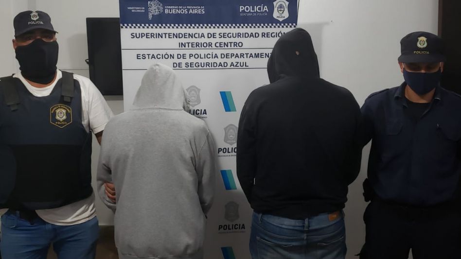 Dos de los arrestados durante allanamientos realizados ayer. Están acusados de vender drogas al menudeo y hoy viernes se negaron a declarar. FOTO Y VIDEO: EPDS AZUL/PBA