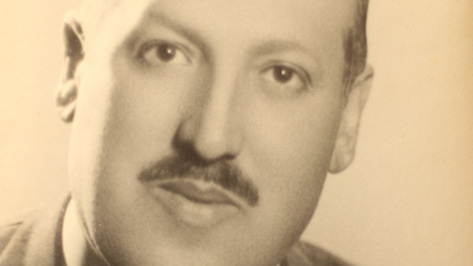  Ricardo Damián Elizagaray fue un destacado dirigente deportivo azuleño, gran impulsor y primer presidente de la Federación de Pelota a Paleta de la Provincia de Buenos Aires.
