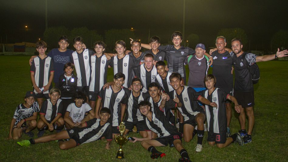 La Sub 16 (izquierda) y la Sub 20 de Alumni Azuleño se consagraron campeones en el Torneo Juvenil Nocturno, al superar en las finales a Cemento y Chacarita respectivamente. N. MURCIA