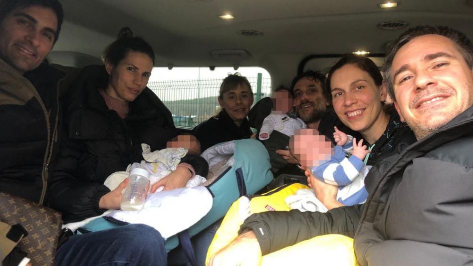 Las cinco familias argentinas con sus bebés nacidos en Ucrania ya están en Polonia