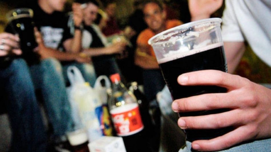 Una encuesta reveló que 7 de cada 10 adolescentes comienzan a tomar alcohol entre los 13 y los 15 años