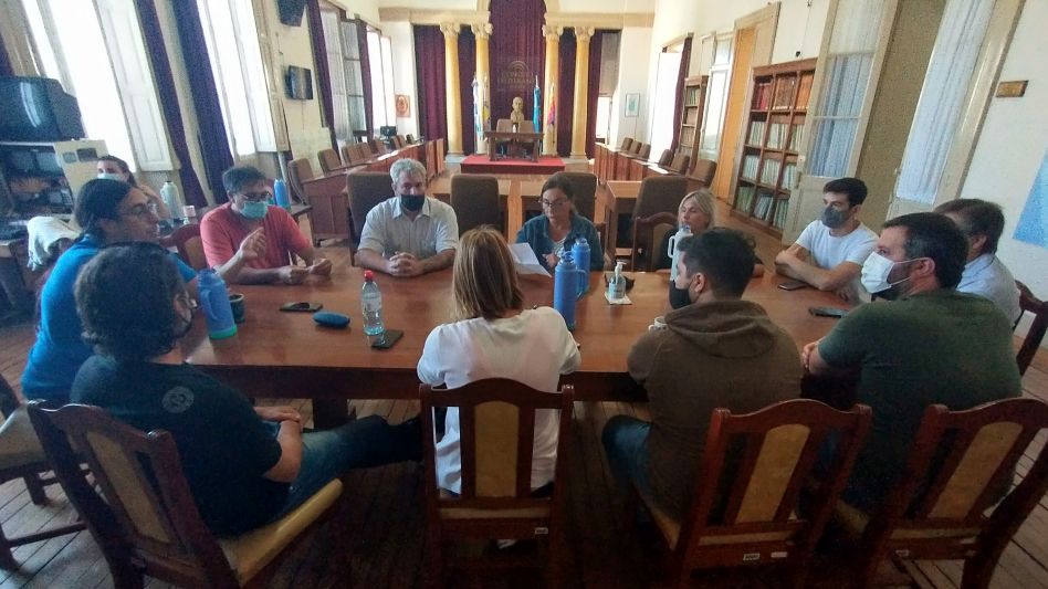 Un tramo de la reunión que se concretó en el recinto del Deliberante entre los ediles y los integrantes del Consejo Escolar de Azul.