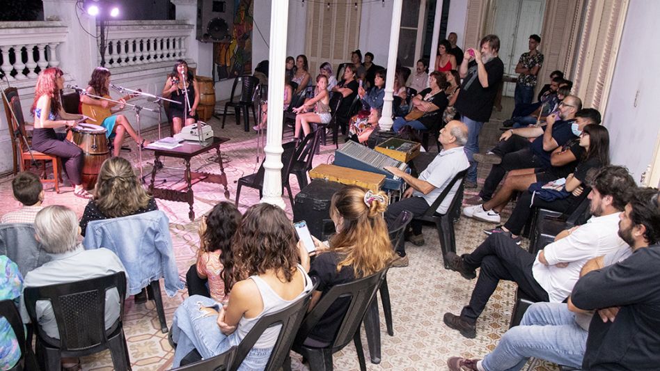 El público acompañó a la actividad "Tejidos por el mismo verso"