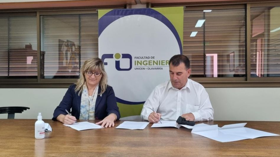 Peralta y Bertellys cuando rubricaron el acuerdo para que la Facultad de Ingeniería de la UNICEN realice un informe técnico sobre el Eco Azul. PRENSA MUNICIPAL