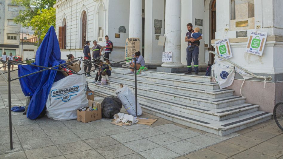 Ayer se concretó la tercera movilización y jornada de acopio por parte de los recicladores de la cooperativa cartonera del MTE. FOTO: NICOLAS MURCIA