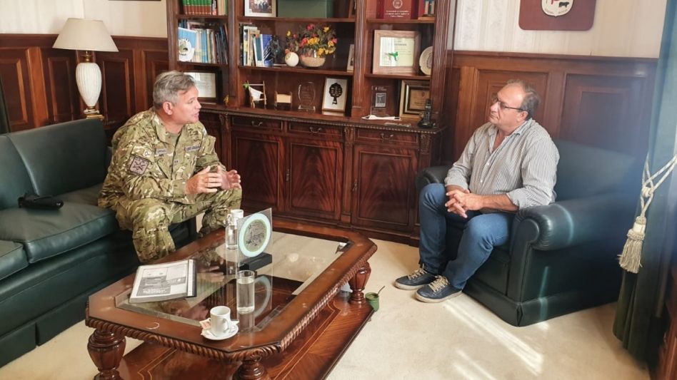 El intendente Capra recibió en su despacho al jefe de Brigada del Ejército Argentino con base en la ciudad de Azul, teniente coronel Gabriel Surraco. AGENCIA GENERAL ALVEAR/RAFAEL TORRES