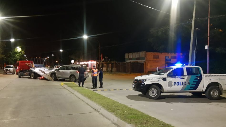 La colisión se produjo ayer miércoles por la tarde. Los jóvenes que se trasladaban en la moto tuvieron que ser hospitalizados. FOTOS: DESTACAMENTO BALNEARIO/PBA