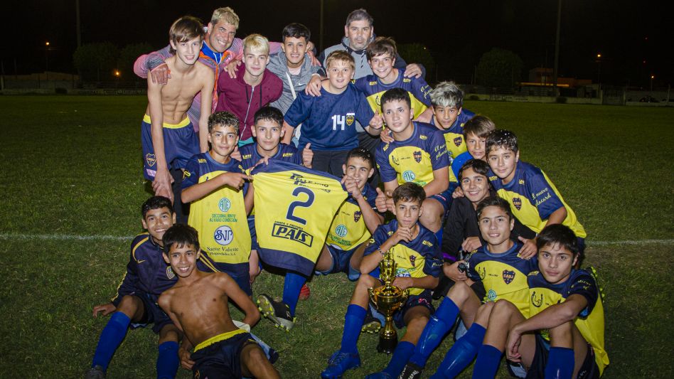 A puro festejo. Así terminaron los planteles de Chacarita y Boca que fueron campeones en las categorías Sub 12 y Sub 14, respectivamente. Foto: Nacho Correa.
