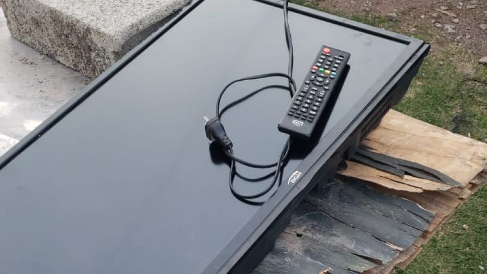 El televisor ahora recuperado por la Policía, al igual que otro y varias cañas de pescar, había sido robado en una casa el pasado 27 de febrero. FOTO: EPDS AZUL/PBA