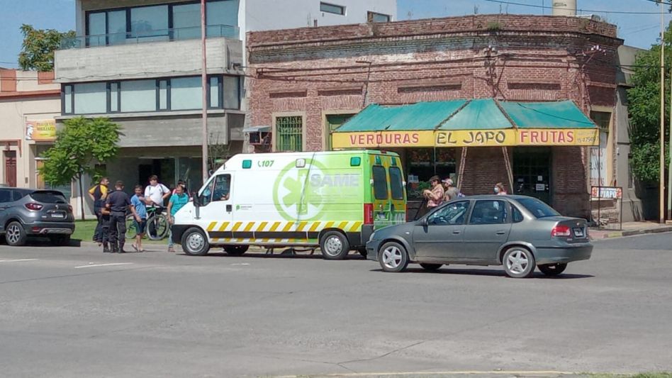 El hecho, poco antes del mediodía de este viernes, se produjo en el cruce de Avenida Mitre y Leyría. El nene que resultó lesionado no presenta heridas de gravedad. 