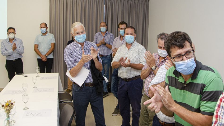 Algunos de los profesionales presentes el jueves pasado en el acto donde se homenajeó al bioquímico fallecido el 30 de noviembre del 2020 a causa del Covid-19. NACHO CORREA