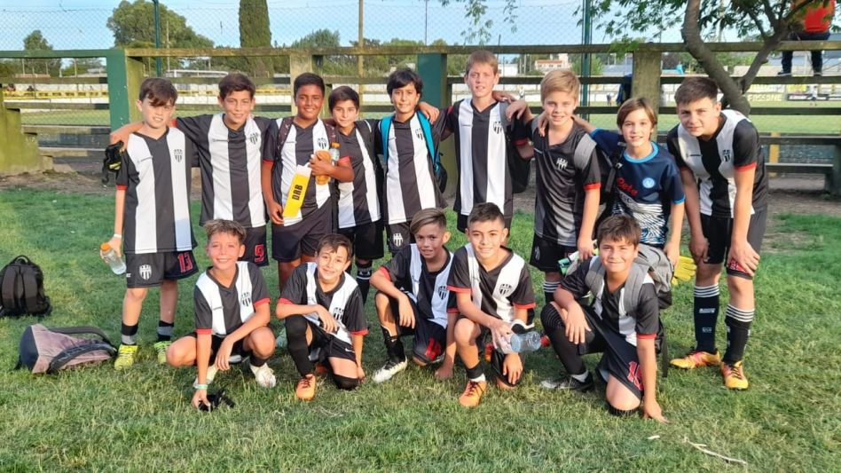 Los dos equipos de Alumni Azuleño festejan la obtención, de forma compartida, el título de la Copa Challenger Carlos Hourcade. 
