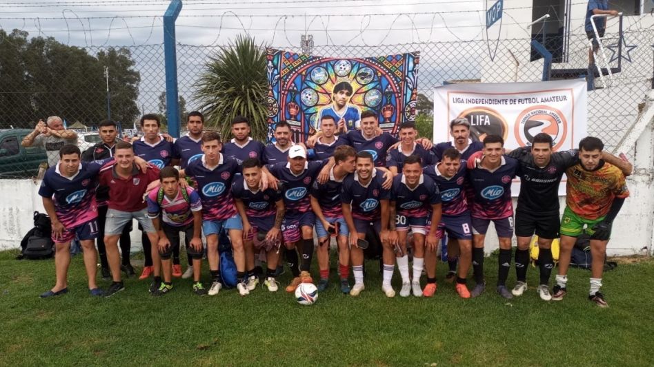El equipo de Heladería Stracquadaini festejan la obtención del Torneo Nacional de Fútbol Amateur ?Río Quequén Grande