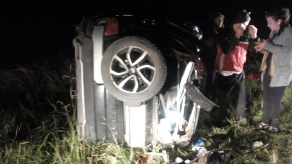 Un rodado tipo USV guiaba un hombre que permanecía en el Pintos, luego de que el vehículo, anoche, volcó en la Ruta 3. FOTOS: VIAL AZUL/PBA