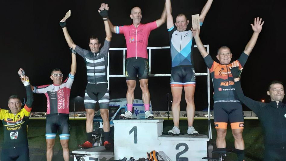 El azuleño Carlos Piazza en lo más alto del podio de la categoría Master C, en el Gran Premio Bicimundo.  Foto: gentileza CCA.