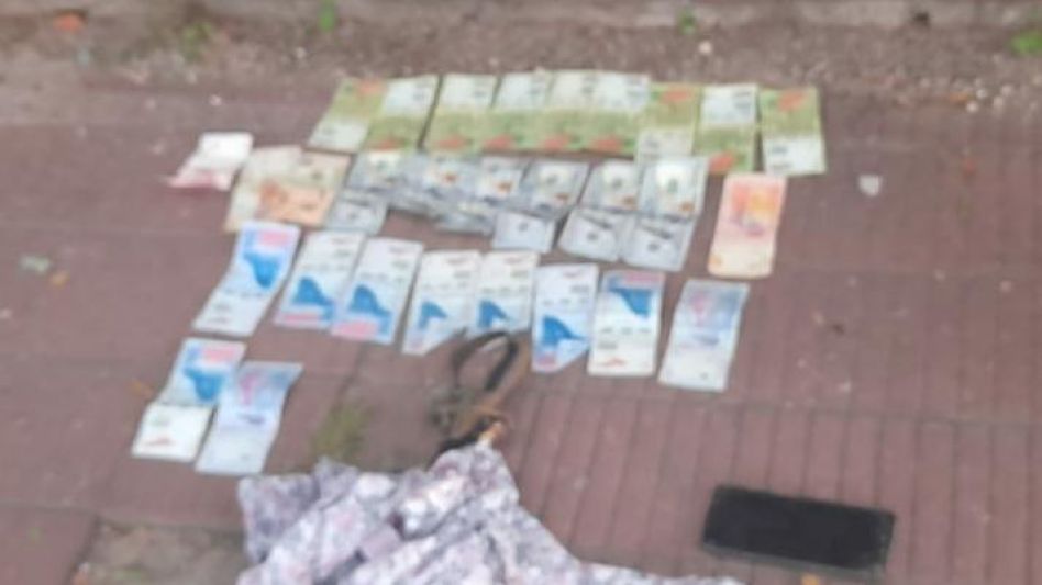 Entre las pertenencias del acusado de amenazar a su pareja los policías hallaron un revólver que estaba cargado.
