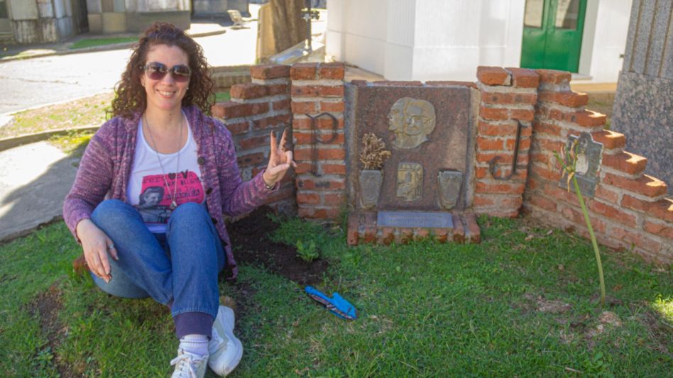 Hoy, desde el Ateneo Barrial Alcira Argumedo, plantamos una no me olvides en el Cementerio Local. Porque no olvidamos a nuestra Evita en el Día Internacional de la Mujer Trabajadora. NICOLÁS MURCIA