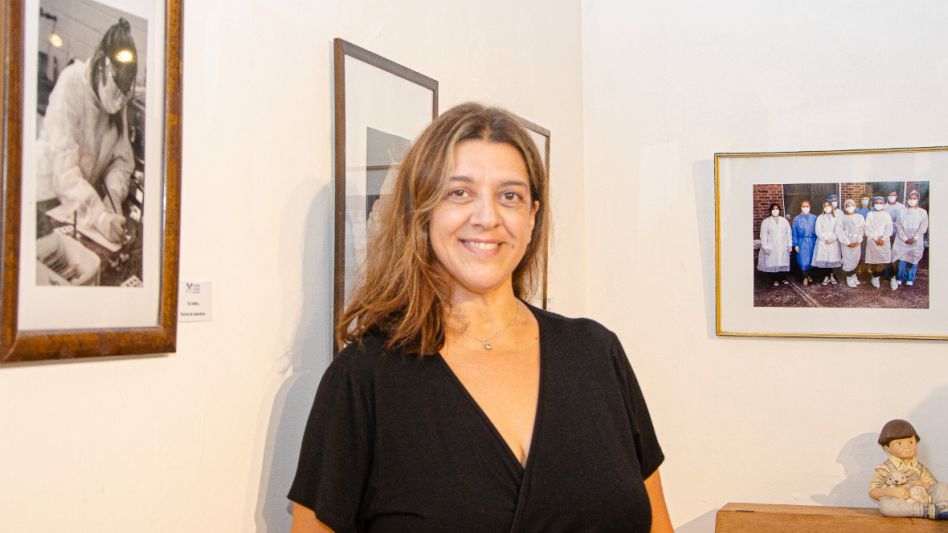 Adriana Torchia con algunas de sus imágenes plasmadas en uno de los muros del Museo Comunitario.  NACHO CORREA  