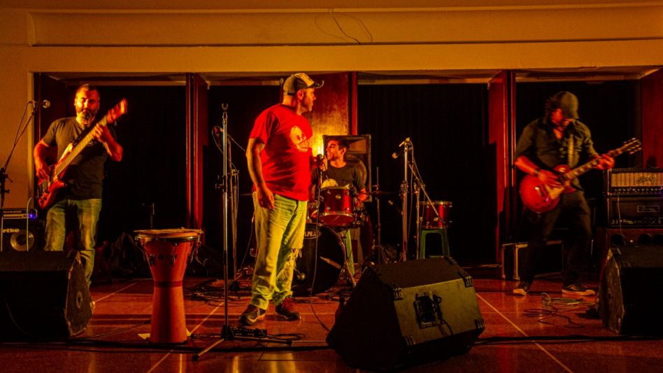 En la voz de Germán López se dejaron entrever las composiciones de Marrajo.  A su término Korea cerró la lluviosa noche con buen rock.   FOTOS NICOLÁS MURCIA      