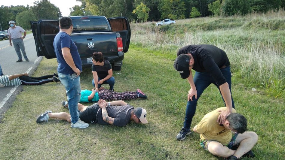 Tres varones y una mujer fueron arrestados en la tarde de este miércoles, cuando la Policía interceptó -en el cruce de las rutas 3 y 60-  la camioneta en la que iban. FOTO: EPDS AZUL/PBA