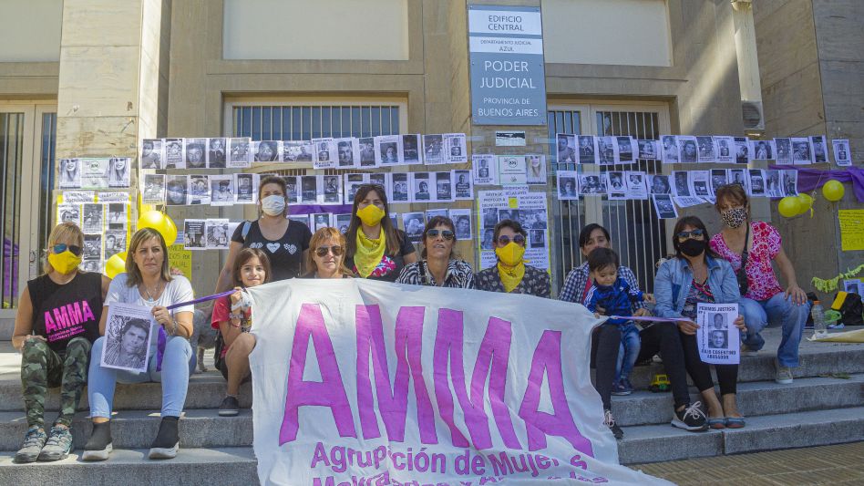 Algunas de las integrantes de AMMA el martes pasado durante la actividad que llevaron adelante en la puerta del Palacio de Tribunales de esta ciudad, sobre la avenida Perón.