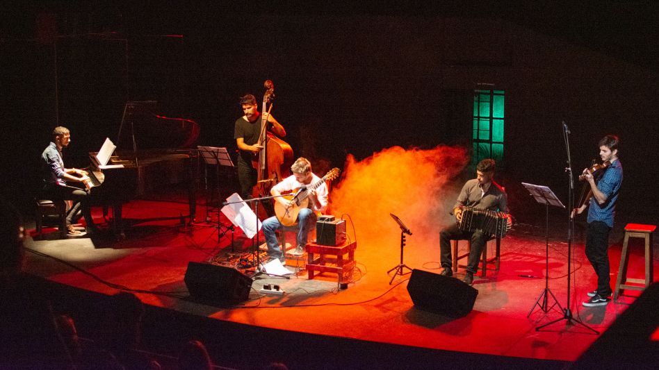 El quinteto hará lo propio abriendo la temporada de teatro en Azul. 