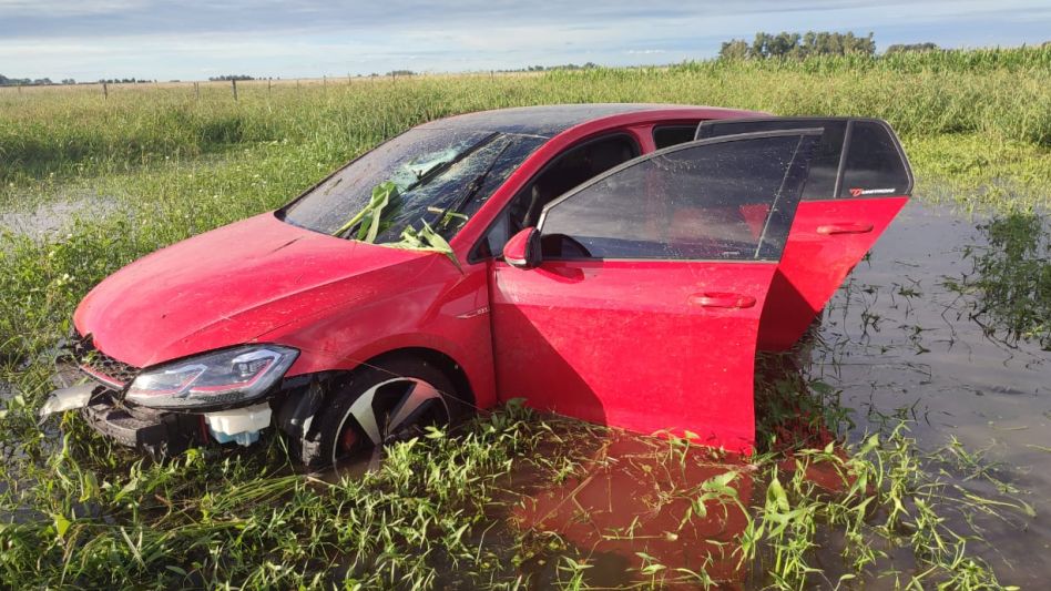 Luego de una persecución, la Policía incautó en la zona rural de Las Flores más de diez kilos de cocaína. El taxista que llevaba la droga en un auto ahora está detenido. FOTOS: UFI 22 