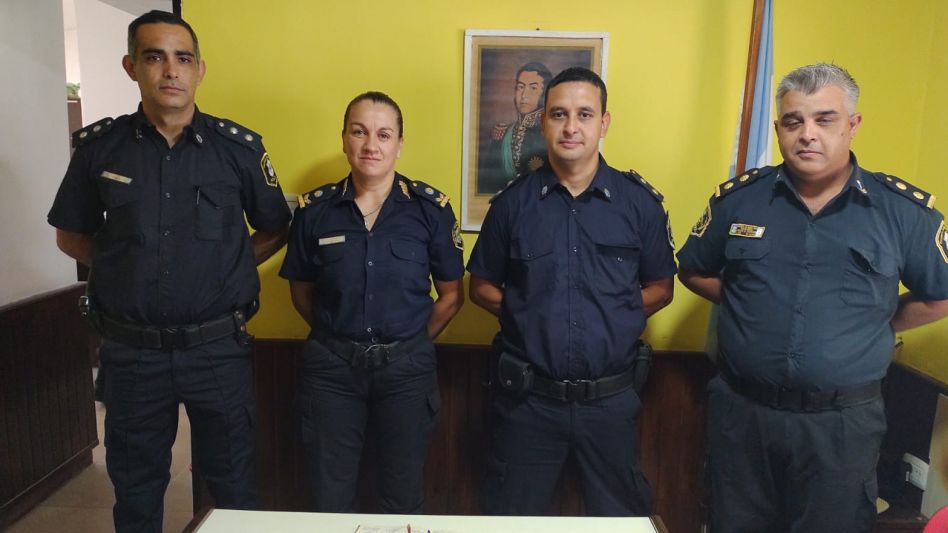 Oficial Inspector Raúl Bravo; la comisaria Inspectora Carolina Cabrera -de la Dtal. Azul-; el oficial Inspector Joaquín Andrade y el comisario Lucas Bordón, actual jefe de la Seccional Primera.