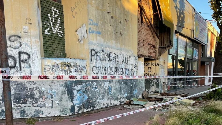 Cayó mampostería en un inmueble de Av. Perón y Colón