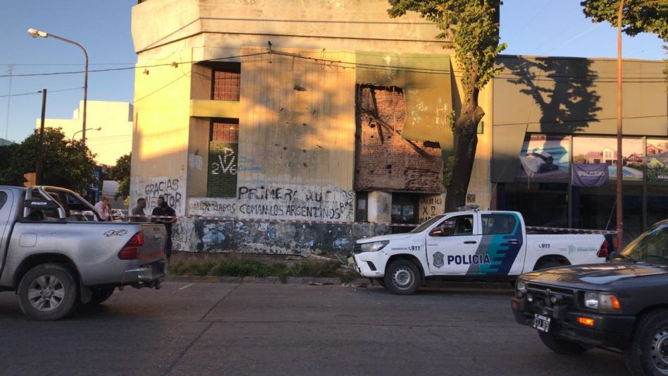 Cayó mampostería en un inmueble de Av. Perón y Colón