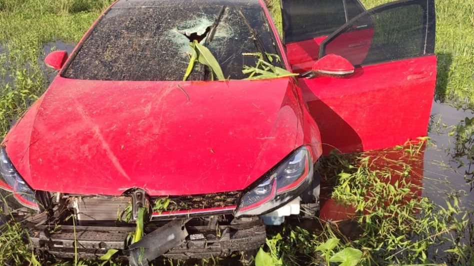 Luego de una persecución, la Policía incautó en la zona rural de Las Flores más de diez kilos de cocaína. El taxista que llevaba la droga en el auto de la imagen ahora está detenido.  UFI 22
