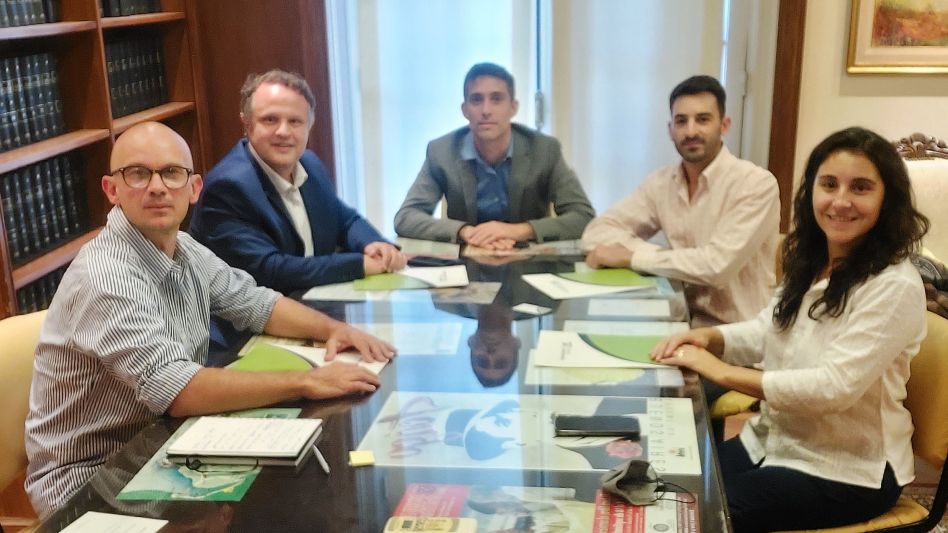 La reunión mantenida con Amparando Salud que incluyó la firma de un convenio marco de colaboración.  PRENSA/IPPA