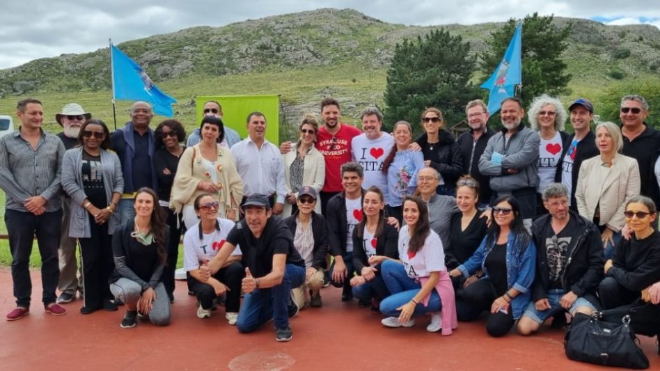 Djs, alumnos y maestros del tango en el parador de la Boca de las Sierras, el domingo. Almuerzo y demostración de tango.