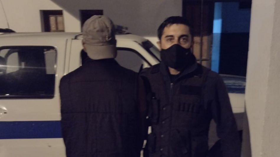 Amenazas y desobediencias reiteradas son los delitos que le imputan al joven que fue detenido por este caso de violencia de género.  EPDS AZUL/PBA
