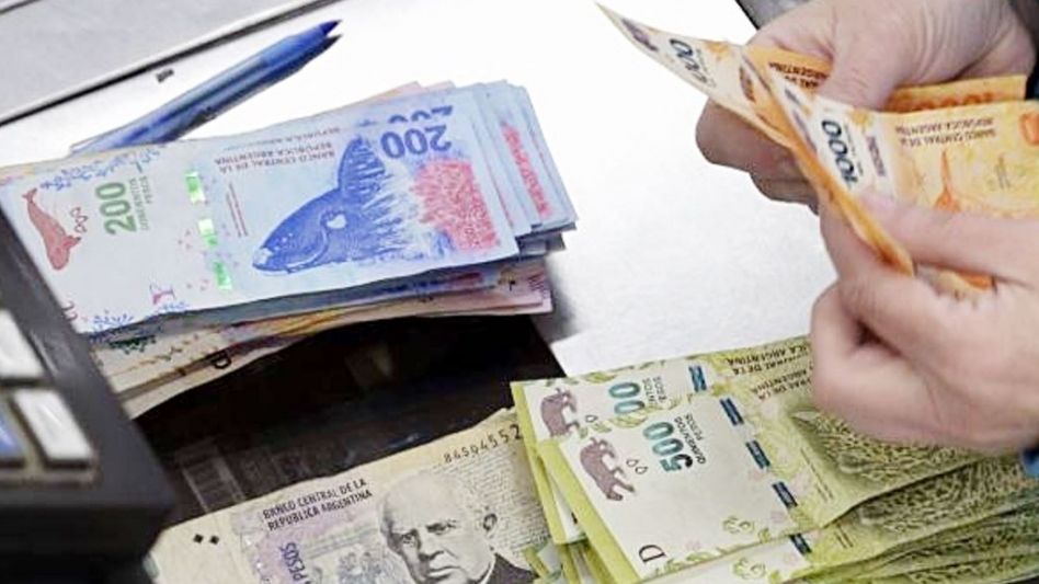 Acuerdan aumento del 45% del salario mínimo: a fin de año será de 47.850 pesos