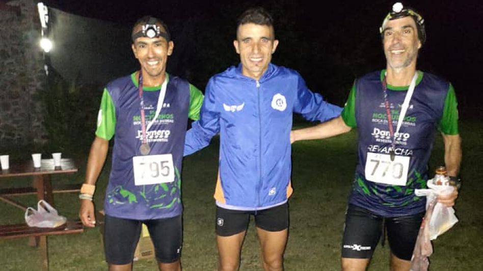 Leonardo Landaburu (centro) se subió al escalón más alto en la carrera nocturna que se realizó en Boca de las Sierras. Foto: gentileza Facebook Indoor Spining Eventos.