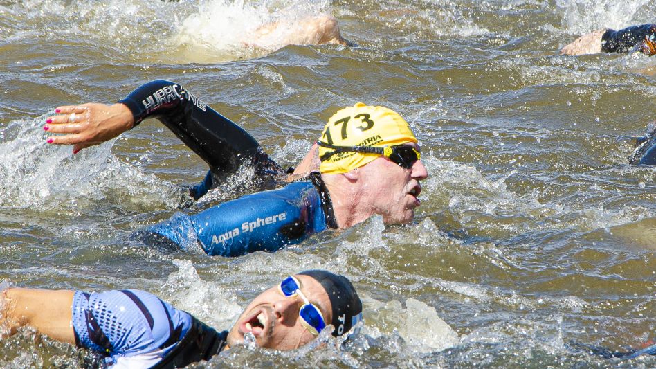 El tramo de natación se realiza en las aguas del Balneario Municipal de Azul. Foto: archivo - Nacho Correa.