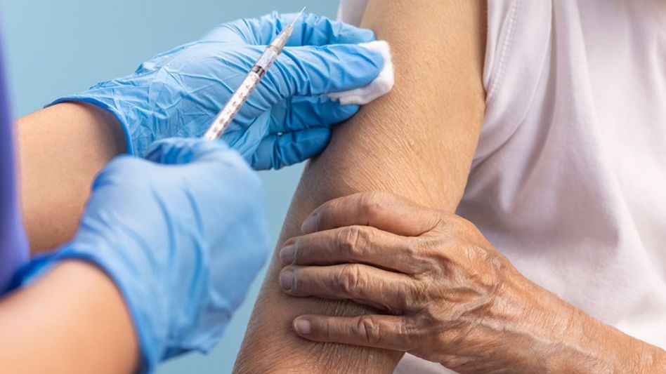 ¿Qué grupos comienzan a recibir la cuarta aplicación de vacunas contra el coronavirus?