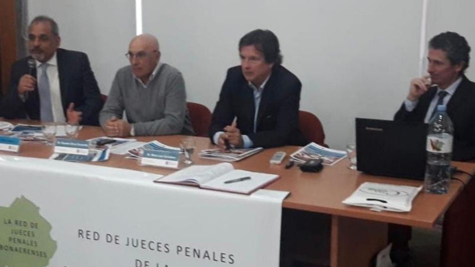De izquierda a derecha: Caputo (presidente de la Red) y Favarotto (uno de los disertantes), Mario Coriolano (f) defensor de Casación y Gustavo Herbel