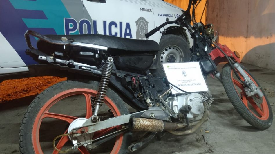 La moto secuestrad por personal policial en Chillar. La guiaba un joven que con la misma, teniendo el escape libre, realizaba 